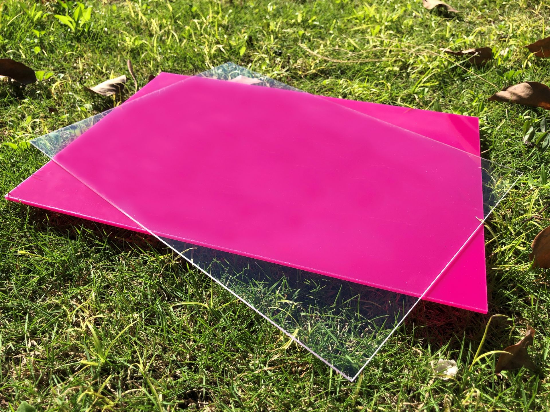 What are the differences between extrusion and cast acrylic sheet